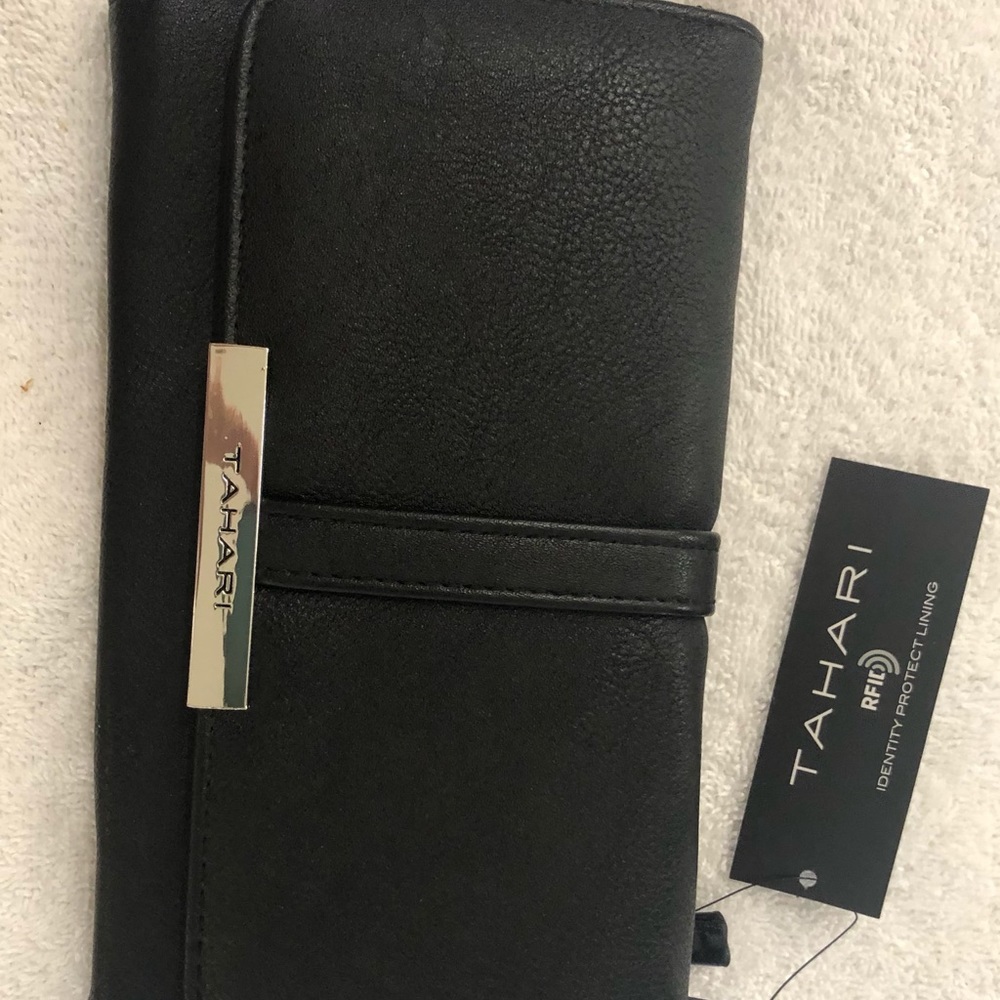 Tahari wallet